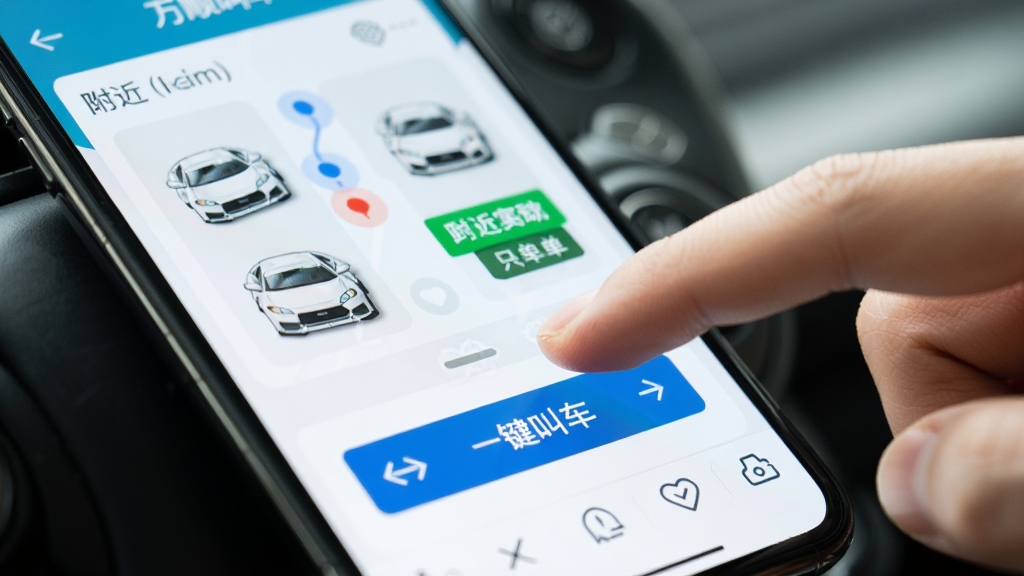 һ����дͼƬ��չʾ��ָ���ֻ���Ļ�ϵ����˳�г�APP��һ���г�����ť��˲�䣬��Ļͬʱ��ʾ����������ʵʱλ�ú�˾���ӵ�״̬�������黯��ͻ���������̵���������Ӧ�ٶ�֮�죬����ɫ��������������˳�г��ĸ�Ч��ݣ���湹ͼ��